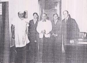 Os meninos Udde Rimoli e José Luis resolveram tirar uma fotografia na antessala do refeitório enquanto esperavam as visitas na Antarctica. Estão juntos do cozinheiro Augusto e do garçom Raul.