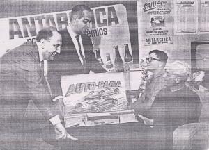 Udde e um colega durante a entrega do prêmio de um concurso da Antarctica que fez um sucesso formidável, pois entregou um carro e a tampinha em que havia o carro foi impossível de copiar. O prêmio estava em uma garrafa de água tônica.