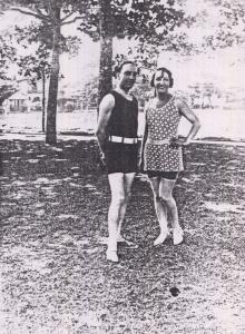 Ivo e Linda, tio e mãe de Marina, durante um costumeiro piquenique da família Garrido na cidade de Santos. Eles sempre levavam grandes cestas de vime e empregados para servi-los. Os maiôs eram franceses e de última moda, chegando a ser considerados ousados na época. Eles também usavam sapatos de borracha, acessório comum para ir à praia.