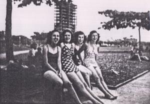 Moças na praia do Gonzaga durante o carnaval. Marina se recorda de que eram as beldades da época.