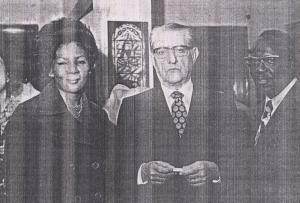 A deputada Theodosina Ribeiro e Eduardo de Oliveira entregam uma placa comemorativa ao senador Afonso Arinos de Melo Franco após sua eleição como 'Intelectual do Ano'.