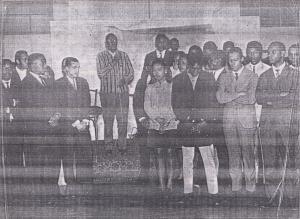 Professor e alunos que participaram de uma campanha para incluir o negro na sociedade paulista durante a saudação do reitor aos negros que ingressaram nas universidades. A campanha foi promovida por Eduardo de Oliveira junto à Vanda dos Santos, que promovia o Baile do Burro Negro, uma recepção aos calouros negros realizada na Casa de Portugal.