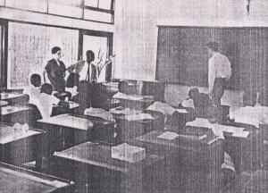 Eduardo de Oliveira promovia uma campanha que pretendia incluir o negro na sociedade dirigente. Ele obteve bolsas de estudo para negros em escolas de alta categoria e, nessa fotografia, promove a campanha em uma sala de aula do Colégio Santa Cruz.