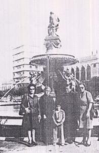 Maria e família em seu primeiro retorno à terra natal, em uma praça da cidade de Pátras.