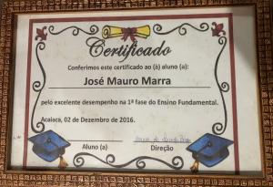 A imagem do certificado dos anos de estudos significa a realização de um sonho de criança.