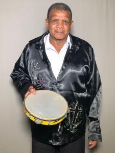 Zé Catraca com a roupa característica usada por todo o Grupo de Marujo N. Sra. Aparecida nas apresentações públicas e segurando o pandeiro usado para marcar o ritmo da dança.