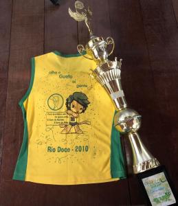 Abadá e troféu de campeão do carnaval de 2010, ano de copa do mundo.