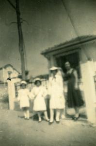 Maria Helena com mãe e irmãs