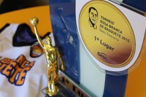 Troféu (1º Lugar no Torneio Rosa Branca de Basquete) e camiseta<br>Brasil / São Paulo / São Paulo