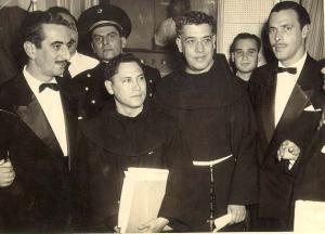 Foto do primeiro dia da televisão brasileira, na TV Tupi. O primeiro homem da direita para a esquerda é Walter Forster, colega e amigo de Vida.