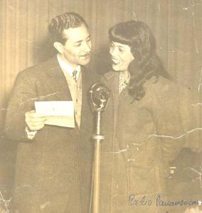 Vida e um colega não identificado durante gravação de programa na Rádio Panamericana. Vida observa que, nessa época, já fazia papéis de 