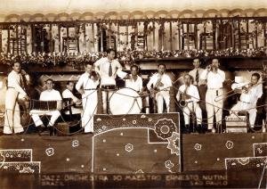 Apresentação de jazz para acompanhar a exibição de um filme mudo no Theatro Olympia. O pai de Myriam, Alfredo Andreozzi (à esquerda), tocava contrabaixo na Jazz Orchestra, que era regida pelo maestro Ernesto Nutini.