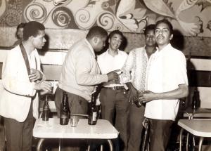 Era um empregado da casa, revistava as pessoas para não entrar armados e, quando a pessoa ia comprar ingresso, se ficasses balançando, ele dizia: 