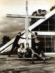 Amigos do curso de Engenharia Eletrônica no ITA (instituto Tecnológico de Aeronáutica). A foto tirada em frente à capela CTA (Centro Técnico de Aeronáutica)