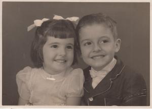 Recordação do dia em que Silvia, por volta dos seus 4 anos, e seu irmão Luiz Roberto, foram ao centro da cidade de São Paulo com as suas melhores roupas para tirar foto com um fotógrafo profissional. Ela lembra que esse vestido era de organza e pinicava.