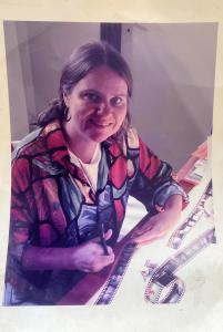 Márcia durante o período da agencia de fotografia Argos, fazendo a edição do material captado em Brasília