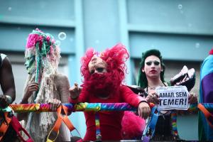 Em 2016 durante o segundo mandato da Dilma, Márcia passou a acompanhar manifestações. Essa é uma parada gay realizada em 2016.