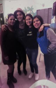 Adriana posa ao lado das amigas colombianas durante visita à ONG De Bem com o Mangue, em Cubatão. As jovens, que desenvolvem ações sociais em seus países, vieram conhecer de perto o trabalho realizado pela organização e foram calorosamente recebidas pela comunidade local. Além da troca de experiências, aproveitaram a viagem para explorar diversos pontos da cidade, fortalecendo laços culturais e ampliando perspectivas sobre iniciativas comunitárias e ambientais.