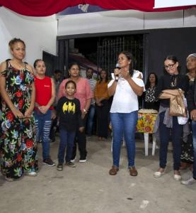 Reinauguração da Associação de Bem com o Mangue, em 2023, realizada com o apoio do Instituto Elos Brasil. Um sonho coletivo que ganhou novo fôlego. Na foto, Adriana discursa emocionada na abertura do espaço, celebrando a força da comunidade.