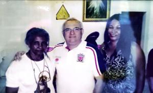 Registro na Igreja da Divina Misericórdia, na Vila Esperança, antes da reforma. Na imagem estão Dona Maria, à esquerda, e Padre Antônio, ao centro, ambos já falecidos. Dona Maria foi grande amiga de Edite e atuou com ela na Pastoral da Criança, fortalecendo laços de fé e solidariedade na comunidade