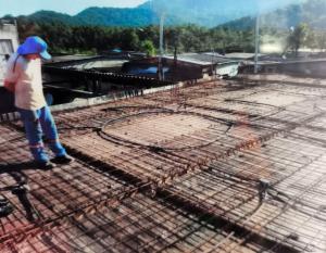 Fotografia do período de fundação da Igreja da Divina Misericórdia, na Vila Esperança. A imagem mostra a base de concreto e ferro construída com recursos comunitários, projetada para sustentar um templo maior que o anterior. Engenheiros foram contratados e o trabalho resultou em uma estrutura sólida, inspecionada por um mestre de obra.