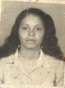 Fotografia 3x4 de Shirley de Oliveira Reis, mãe de Patrícia. A imagem antecede um período marcado pela perda e pela vulnerabilidade social no início da epidemia de HIV no Brasil. Shirley faleceu em decorrência de uma transfusão de sangue realizada em um contexto histórico no qual ainda não havia protocolos adequados de controle e prevenção. À época de sua morte, Patrícia tinha apenas 8 anos. O retrato, comum em documentos oficiais, ganha aqui o peso de uma memória interrompida e de uma história atravessada pela negligência estrutural da saúde pública.