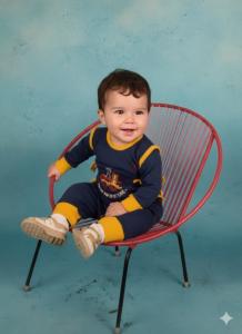 Patrícia aparece com pouco mais de um ano de idade em um registro realizado na Vila Parisi, em Cubatão, local onde nasceu e viveu os primeiros anos de vida. A fotografia documenta a infância em um território marcado por intensas transformações sociais e ambientais, conhecido por suas condições precárias e pela resistência de seus moradores. A imagem preserva um instante inicial de vida em meio a um contexto urbano adverso.