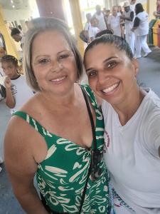 Patrícia aparece ao lado da Professora Márcia, primeira professora de capoeira formada em Cubatão, durante um evento de capoeira. A fotografia foi registrada no evento do Mestre Geraldo e reúne duas mulheres ligadas à trajetória da capoeira na região, em um momento de encontro e reconhecimento mútuo
