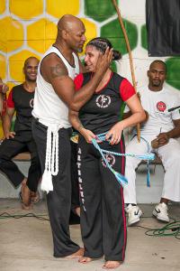 A formatura a Contra Mestre é mais do que um título: é reconhecimento de uma jornada marcada por suor, dedicação e ancestralidade. O Grupo de Capoeira Arte e Luta testemunha esse momento de passagem, onde cada toque de berimbau ressoa como bênção e cada olhar da roda reafirma o pertencimento. A fotografia eterniza a emoção de Patrícia alcançando um novo patamar dentro da arte que é luta e também cultura.