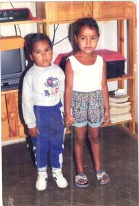 Francisco e Nayara, filhos de Ivani, registrados em instante antes da distância e do reencontro anos depois.