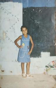 Registro da filha Nayara após a estabilização das condições de vida de Ivani em São Paulo, ela pôde retornar a Pernambuco para reencontrar a filha, anteriormente deixada sob os cuidados de familiares. O registro fotográfico documenta esse momento de reconciliação e afetividade, evidenciando um período de plenitude e renovação dos vínculos maternos.