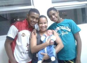 Davi, recém-nascido de Ivani, acolhido nos braços da irmã Nayara, entre os irmãos Wallace (dir.) e Kennedy (esq.).