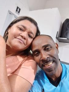 Ivani e seu marido, Roberto. Segundo o relato de Ivani, Roberto foi a primeira pessoa que ela avistou ao chegar à Vila Esperança: estava na entrada do beco para o qual ela se dirigia logo após descer do carro. O registro fotográfico destaca a longevidade dessa relação, construída ao longo de quase três décadas.