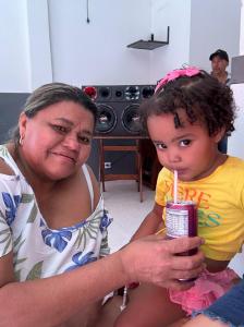 Ivani e a neta Maria Lívia, filha de seu filho Kennedy. O registro evidencia a relação afetiva entre avó e neta, destacando o papel central que Maria Lívia ocupa na vida de Ivani. Segundo seu relato, a chegada da neta trouxe um sentimento de renovação e energia, sendo vivenciada por ela como uma verdadeira bênção.