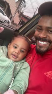 Kennedy e Maria Lívia em momento de interação. O registro captura o filho de Ivani com sua filha, evidenciando a alegria da menina ao estar na companhia do pai. Dada a rotina de viagens a trabalho e a separação dos pais, esses encontros assumem grande significado.