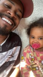 Kennedy e Maria Lívia em um momento lúdico. A fotografia mostra a relação próxima entre pai e filha, destacando a felicidade de Maria Lívia durante o encontro, que fortalece o afeto mesmo diante da distância imposta pela vida profissional do pai.