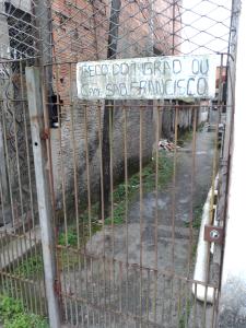 O Caminho São Francisco, localizado ao lado da residência de Dona Cícera, recebeu esse nome em homenagem ao apelido de seu ex-marido, Tigrão, reconhecido por sua relevância nos primeiros momentos da ocupação e construção da Vila Esperança, em Cubatão. Segundo relato de Dona Cícera, no início da formação do bairro, as casas eram construídas com grande distância entre si. Com o passar do tempo, novas moradias foram sendo erguidas de forma mais próxima, criando becos que passaram a servir como vias de circulação entre elas. Essa configuração urbana, tornou-se uma característica marcante da Vila Esperança. O beco em questão, batizado com o apelido de Tigrão, carrega não apenas uma referência pessoal, mas também a memória viva da organização comunitária e da ocupação do território.