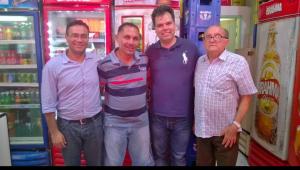 Registro de uma visita política realizada no início da década de 2010, quando Bruno Covas esteve no tradicional Cabeça’s Bar, localizado na Vila Esperança, em Cubatão. Na imagem aparecem o ex-prefeito de Cubatão, Ademário, Alfredo, conhecido como Cabeça, e Bruno Covas, então figura em ascensão na política paulista. O encontro evidencia a importância dos espaços populares, como os bares de bairro, enquanto locais de diálogo, articulação política e convivência comunitária. A fotografia preserva a memória de uma política próxima do cotidiano das pessoas e da vida nos territórios periféricos.