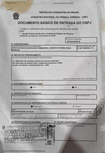 Documento de natureza institucional referente ao registro básico de entrada do CNPJ da Associação de Educação Ambiental Cubatão De Bem com o Mangue, emitido em nome de Edjane Maria da Silva. Este registro formaliza o início administrativo da organização, marco essencial para o fortalecimento das ações socioambientais no território. Trata-se de documento fundamental para compreender os primeiros passos jurídicos da iniciativa, garantindo legitimidade e possibilitando sua atuação junto à comunidade.