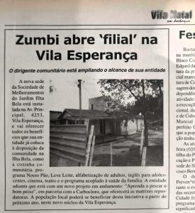 Reportagem do jornal Vila Natal em Destaque que registra o momento em que Zumbi, liderança local, promoveu a transferência da Sociedade de Melhoramentos Jardim Ilha Bela para a Avenida Principal, local onde permanece até hoje. O documento jornalístico preserva a memória de uma reorganização territorial significativa para a comunidade, evidenciando movimentos de fortalecimento social e de ocupação mais estruturada do espaço urbano.