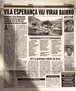 Matéria publicada no Expresso Popular, documentando a formalização do contrato entre a Prefeitura de Cubatão e a Caixa Econômica Federal para o repasse de verbas do PAC destinadas à urbanização da Vila Esperança. O registro marca um ponto de virada na história do bairro, simbolizando o início de melhorias estruturais em um território que enfrentava condições precárias de infraestrutura básica. O documento é uma peça relevante para compreender as políticas públicas que moldaram transformações significativas no local.