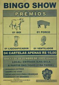 Panfleto de divulgação de uma festa beneficente realizada em dezembro de 2009 com o objetivo de arrecadar recursos para melhorias na Ilha Bela. O evento contou com um leilão de um boi, proposto por Zumbi, além de um bingo comunitário com diversos brindes. Este documento representa um gesto coletivo de mobilização e solidariedade, registrando ações de engajamento social que fortaleciam as relações no território e impulsionavam iniciativas de desenvolvimento local.
