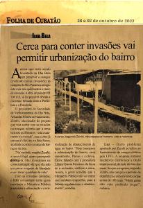 Matéria da Folha de Cubatão, registrando o início da instalação de uma cerca na região da Ilha Bela, na Vila Esperança, destinada a conter invasões territoriais e viabilizar futuras obras de urbanização. A iniciativa, articulada por Zumbi, marcou o primeiro passo concreto rumo à reorganização espacial do bairro. Embora o processo de urbanização ainda levasse anos para se consolidar, este documento representa um marco simbólico e administrativo no avanço das melhorias estruturais.