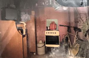 Fotografia do interior do barraco onde Zumbi viveu no bairro Ilha Bela. O espaço simples e limitado expõe a precariedade das condições de moradia enfrentadas por muitas famílias da Vila Esperança. Mais do que um registro de habitação, a imagem simboliza o ponto de partida da trajetória de luta de Zumbi, que dedicou sua vida a reivindicar melhorias estruturais e sociais para sua comunidade.