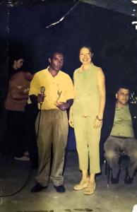 A fotografia mostra Zumbi em um momento de atuação pública na prefeitura, já reconhecido como importante palestrante e representante das demandas da Vila Esperança. A imagem evidencia o espaço conquistado por ele no diálogo com o poder público, resultado de décadas de mobilização social.