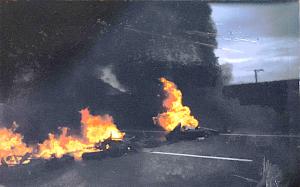 Nesta imagem, moradores da Vila Esperança bloqueiam a Rodovia Pedro Taques, atual Padre Manoel da Nóbrega via Anchieta, com pneus queimados para chamar atenção do poder público para a falta de rede elétrica na região. A ação gerou grande repercussão na imprensa e abriu caminho para negociações que resultaram, progressivamente, em melhorias para o bairro. A fotografia captura a intensidade de um momento decisivo da história comunitária.