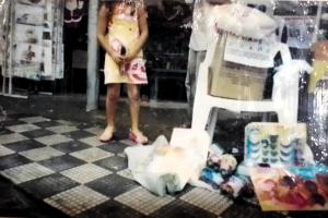 Imagem de uma das ações solidárias promovidas pela Associação De Bem com o Mangue, no calçadão da Avenida Nove de Abril, no centro de Cubatão. Os moradores abordavam transeuntes para arrecadar alimentos e doações, fortalecendo redes de apoio essenciais para a comunidade da Vila Esperança. A fotografia mostra parte do material obtido naquele dia, evidenciando o engajamento coletivo.