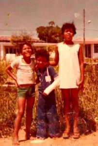 Vinícius (primo de Toninho), Toninho e Valdiceia (prima do Toninho). Os primos chegaram para morar e já deram o início à banda Morcegos. Foto tirada em frente a sua casa na Alameda São Benedito, bairro do Farol, Maceió, Alagoas.
