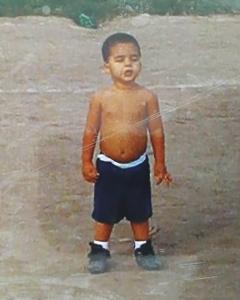 Guilherme (filho), em momento de lazer, jogando futebol no campo do CEPA.