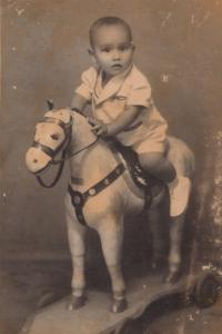Foto tirada em um estúdio antes localizado no bairro da Levada em Maceió - AL . Antes da foto ser tirada Aguinaldo arrancou a orelha do cavalinho, lembrança que sua mãe Maria José Almeida da Silva compartilha com Aguinaldo.